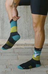 תמונה של רץ מודד גרבי ריצה